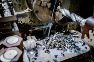 nguyen-nhan-gay-hu-hong-ngong-truc-may-cnc-la-gi