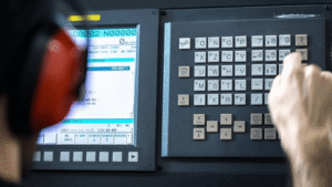 Cần kiểm tra chương trình thay dao và chạy thử trước khi vận hành chính thức