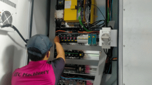 Kiểm tra kết nối điện để khắc phục lỗi trục X máy CNC