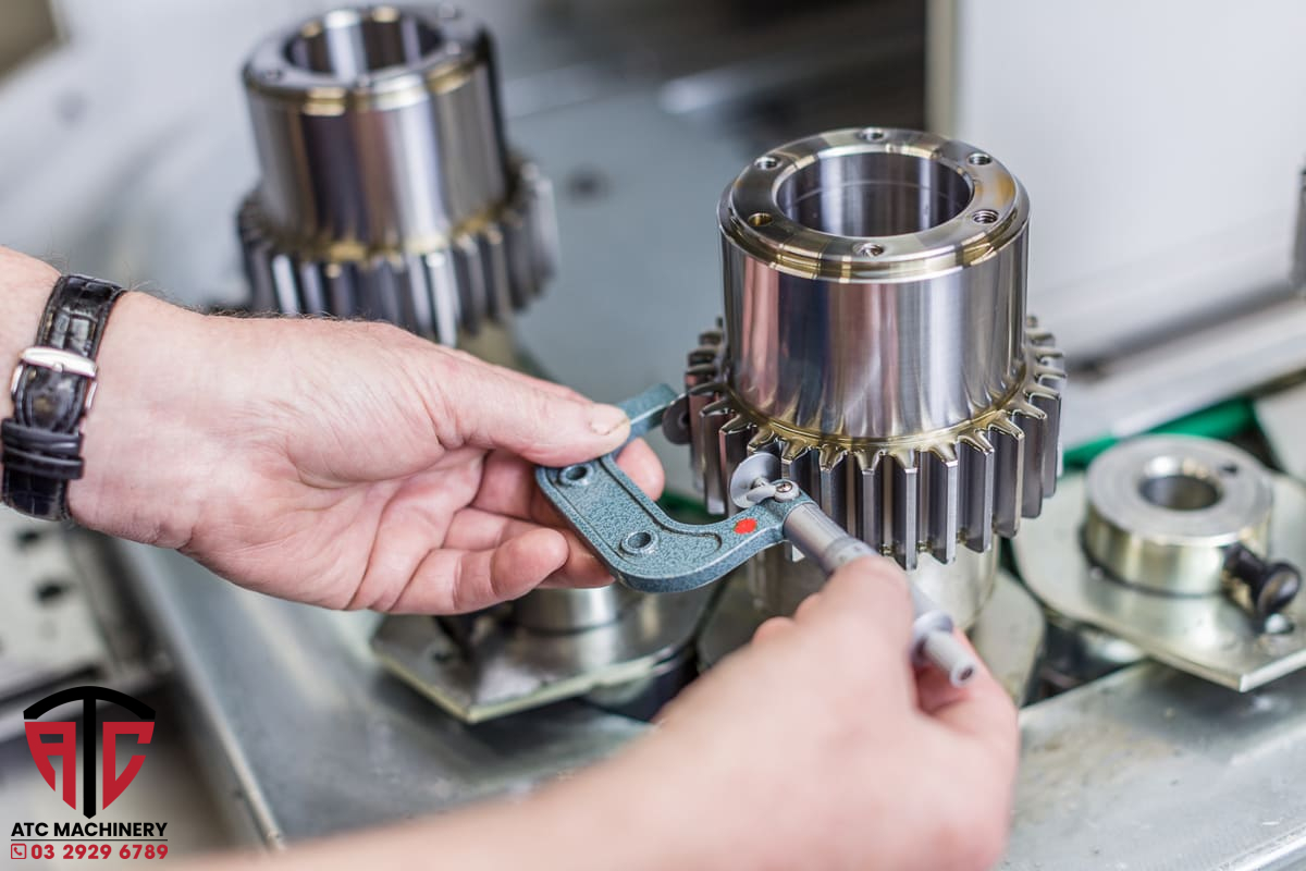 may phay lan rang cnc 4 Tìm Hiểu Máy Phay Lăn Răng CNC - Cấu Tạo Và Ứng Dụng Thực Tế 27 Máy phay lăn răng CNC có khả năng gia công chính xác và hiệu suất cao